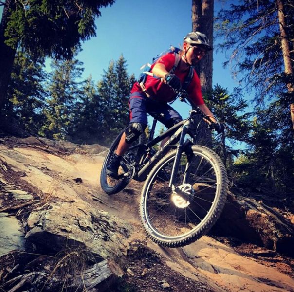 Mountainbiker auf alpinen Trails