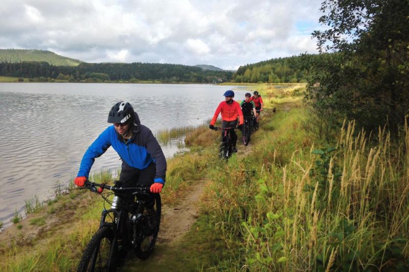 Mountainbiker an der Talsperre Heyda